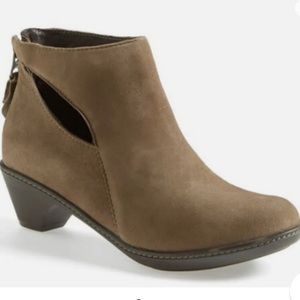 Dansko size 40 Tan Bonita Taupe Suede Cutout Ankle Boots